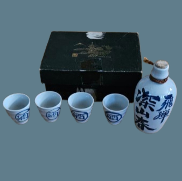 Traditional Sake set Made in Japan - Picture 3 of 3